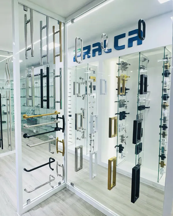 Nuestra tienda: exhibidor de herrajes
