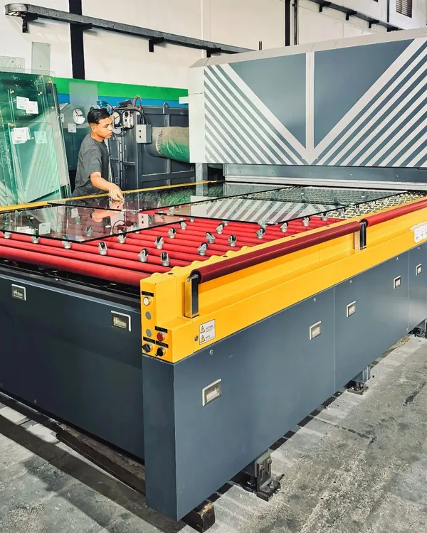 Operario de FRALCA cargando vidrio en el horno de templado